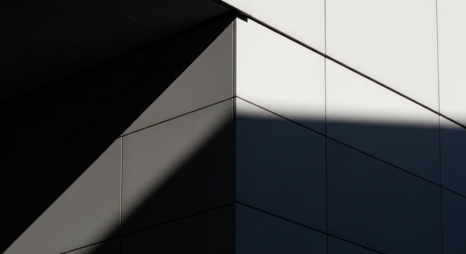 Fachada de arquitectura moderna con sombras geométricas
